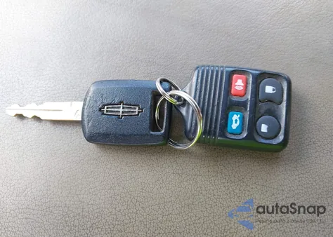 2005 Lincoln Town Car Signature Limited из США, поврежденный, VIN 1LNHM82W65Y649412